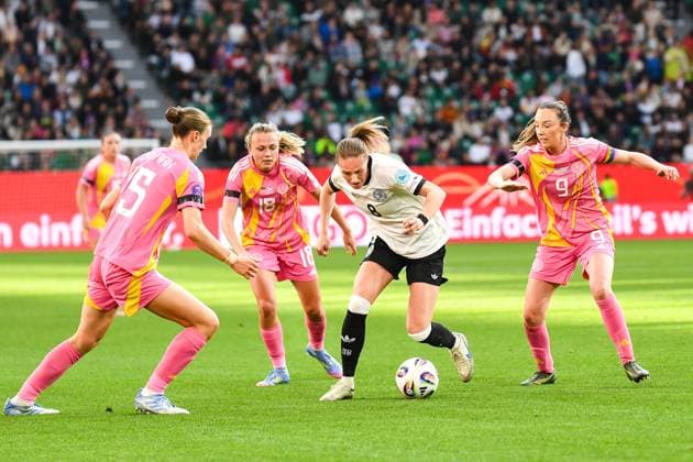 Fußball I Frauen I Saison 2024-2025 I Länderspiel I Deutschland - Schottland I 08.04.2025 Sydney Lohmann (8, Deutschland) wird von 3 Schottinnen im Kampf um den Ball bedrängt, v.l.n.r. Jenna Clark (15, Schottland), Claire Emslie (18, Schottland), Sydney Lohmann (8, Deutschland), Caroline Weir (9, Schottland) Wolfsburg Volkswagen Arena Niedersachsen Deutschland Copyright: xLobeca InesxHähnelx