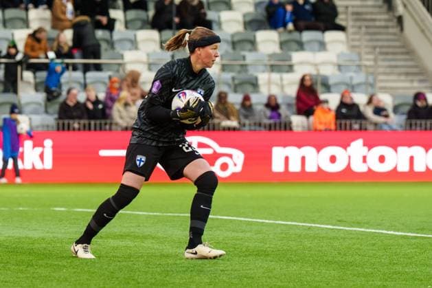 Goalkeeper Tinja-Riikka Korpela of Finland grabs the ball after a shot from Hungary during the Women s UEFA Nations League Group B3 football match between Finland and Hungary in Tampere, Finland, on April 8, 2025. Tampere TAMMELAN STADION PIRKANMAA Finland LKFTVX20250408193013BIIZ  Copyright: xMikaxKylmäniemix LKFTVX20250408193013BIIZ