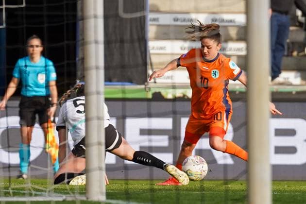 UEFA Women s Nations League 2024 2025, Liga A, Gruppe 1 - 08.04.2025, Spieltag 4 - Österreich vs. Niederlande - CASHPOINT Arena (Altach, Österreich); Claudia Wenger (Österreich), DaniÃ«lle van de Donk (Niederlande) Copyright: xLukaxKolanovicx