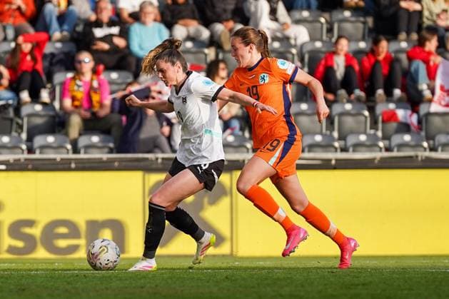 UEFA Women s Nations League 2024 2025, Liga A, Gruppe 1 - 08.04.2025, Spieltag 4 - Österreich vs. Niederlande - CASHPOINT Arena (Altach, Österreich); Sarah Zadrazil (Österreich), Wieke Kaptein (Niederlande) Copyright: xLukaxKolanovicx