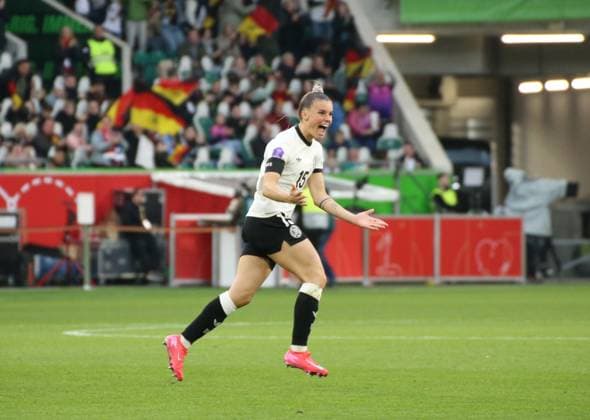 08.04.2025, xgrfx, Fußball UEFA Women s Nations League, Deutschland Frauen - Schottland Frauen v.l. Tor, Selina Cerci (Deutsche Frauennationalmannschaft) (DFL DFB REGULATIONS PROHIBIT ANY USE OF PHOTOGRAPHS as IMAGE SEQUENCES and or QUASI-VIDEO) Wolfsburg