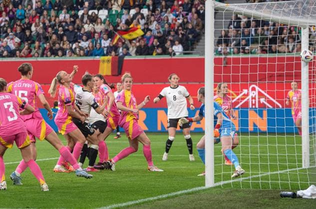 Fußball, Frauen, Saison 2024 25, UEFA Nations League (Liga A, Gruppe 1, 4. Spieltag) in Wolfsburg, Deutschland - Schottland, Selina Cerci (Deutschland) erzielt das Tor zum 1:1, 08.04. 2025, Copyright: xSebastianxRäppold MatthiasxKochx
