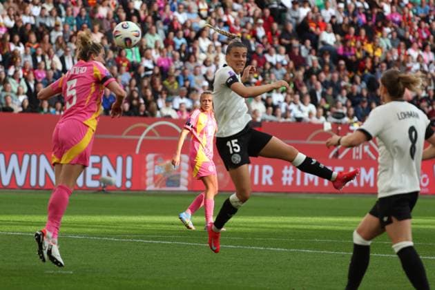 Deutschland - Schottland, DFB Frauen Wolfsburg, 08.04.2025, Fussball, UEFA Women s Nations League 2025, Deutschland - Schottland, Sophie Howard (Schottland), Selina Cerci (Deutschland) Wolfsburg
