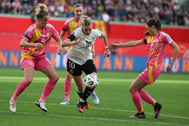Deutschland - Schottland, DFB Frauen Wolfsburg, 08.04.2025, Fussball, UEFA Women s Nations League 2025, Deutschland - Schottland, Sophie Howard (Schottland), Laura Freigang (Deutschland), Emma Louise Lawton (Schottland) Wolfsburg