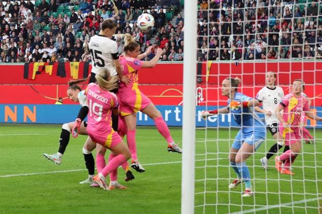 Deutschland - Schottland, DFB Frauen Wolfsburg, 08.04.2025, Fussball, UEFA Women s Nations League 2025, Deutschland - Schottland,Selina Cerci (Deutschland) macht Kopfballtor zum 1:1, Torfrau Lee Gibson (Schottland) Wolfsburg