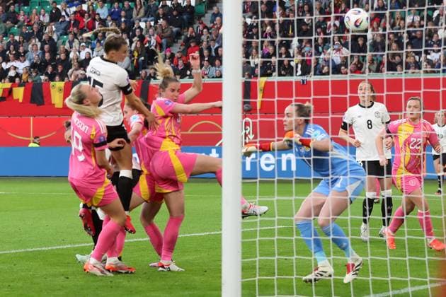 Deutschland - Schottland, DFB Frauen Wolfsburg, 08.04.2025, Fussball, UEFA Women s Nations League 2025, Deutschland - Schottland,Selina Cerci (Deutschland) macht Kopfballtor zum 1:1, Torfrau Lee Gibson (Schottland) Wolfsburg