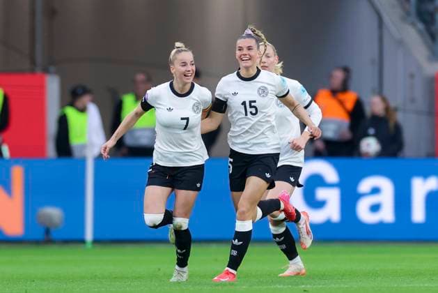Selina Cerci (Germany) bejubelt ihren Treffer zum 1:1 mit Giulia Gwinn (Germany), UEFA Women s Nations League 2024 25 Grp A1 MD4, Germany and Scotland, VfL Wolfsburg Arena am 08. April 2025 in Wolfsburg, Deutschland. (Foto von Marco Steinbrenner DeFodi Images) Selina Cerci (Germany) celebrates after scoring her teams first goal with Giulia Gwinn (Germany), UEFA Women s Nations League 2024 25 Grp A1 MD4, Germany and Scotland, VfL Wolfsburg Arena, April 8, 2025 in Wolfsburg, Germany. (Photo by Marco Steinbrenner DeFodi Images)