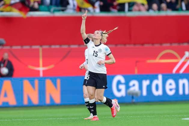 Selina Cerci (Germany) bejubelt ihren Treffer zum 1:1, UEFA Women s Nations League 2024 25 Grp A1 MD4, Germany and Scotland, VfL Wolfsburg Arena am 08. April 2025 in Wolfsburg, Deutschland. (Foto von Marco Steinbrenner DeFodi Images) Selina Cerci (Germany) celebrates after scoring her teams first goal, UEFA Women s Nations League 2024 25 Grp A1 MD4, Germany and Scotland, VfL Wolfsburg Arena, April 8, 2025 in Wolfsburg, Germany. (Photo by Marco Steinbrenner DeFodi Images)
