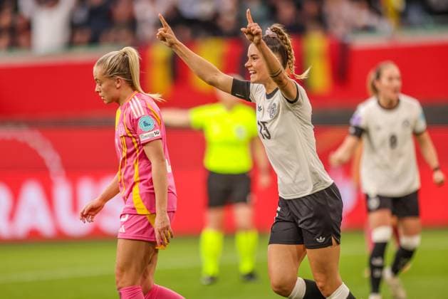 GER, Wolfsburg, Deutschland vs Schottland, Länderspiel, Fussball, DFB, Spielzeit 2024 2025, Volkswagen Arena, Nations League, 4. Spieltag im Bild: Selina Cerci (Deutschland 15) erzielt das 2:1 für Deutschland gegen Schottland und jubelt mit dem Team DFB DFL REGULATIONS PROHIBIT ANY USE OF PHOTOGRAPHS AS IMAGE SEQUENCES AND OR QUASI-VIDEO, 08.04.2025, Copyright: HMBxMedia HendrikxHamelau
