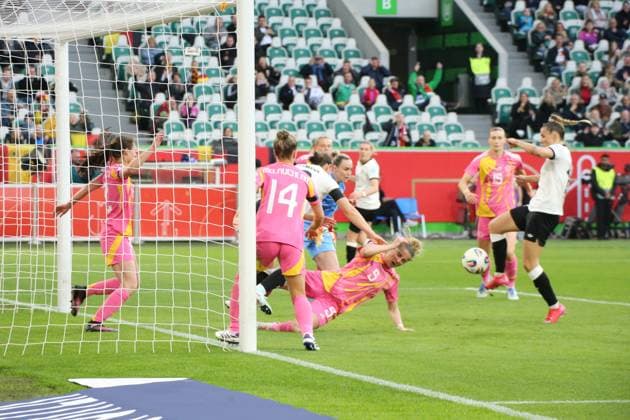 08.04.2025, xgrfx, Fußball UEFA Women s Nations League, Deutschland Frauen - Schottland Frauen v.l. Tor, Selina Cerci (Deutsche Frauennationalmannschaft) (DFL DFB REGULATIONS PROHIBIT ANY USE OF PHOTOGRAPHS as IMAGE SEQUENCES and or QUASI-VIDEO) Wolfsburg