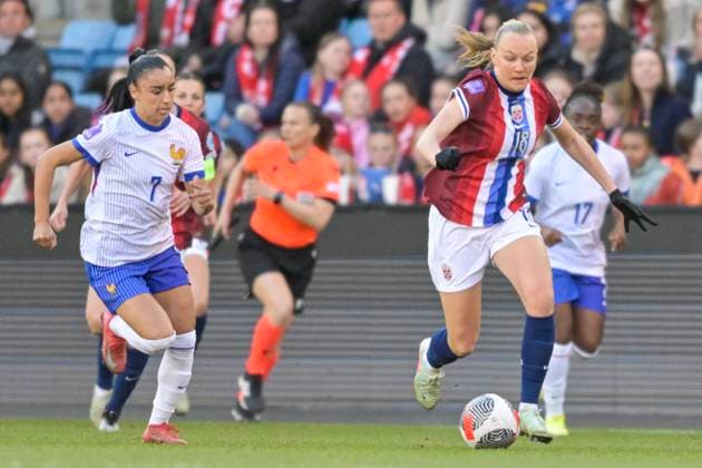 Womens National League 2025 Norway France Oslo 20250408 Norways Frida Maanum and Frances Sakina Karchaoui during the Womens National League football match between Norway and France at Ullevaal Stadium Photo Annika Byrde NTB Oslo Norway EDITORIAL USE ONLY RESTRICTED USE FOR BETTING COMPANIES  Copyright: xAnnikaxByrdex xNTBx