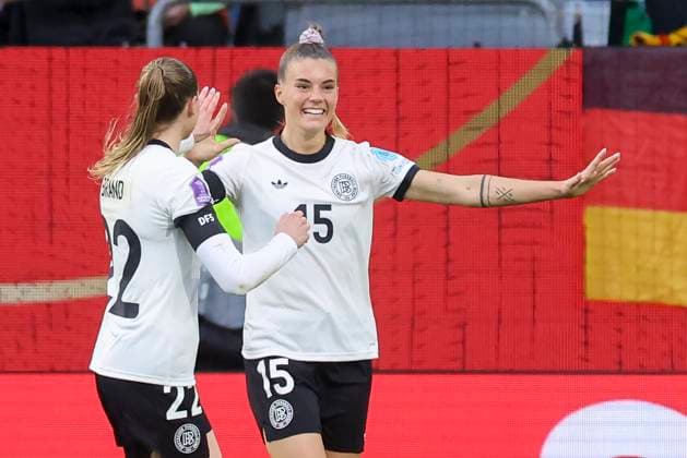 Selina Cerci (Germany) bejubelt ihren Treffer zum 2:1 mit Jule Brand (Germany), UEFA Women s Nations League 2024 25 Grp A1 MD4, Germany and Scotland, VfL Wolfsburg Arena am 08. April 2025 in Wolfsburg, Deutschland. (Foto von Marco Steinbrenner DeFodi Images) Selina Cerci (Germany) celebrates after scoring her teams second goal with Jule Brand (Germany), UEFA Women s Nations League 2024 25 Grp A1 MD4, Germany and Scotland, VfL Wolfsburg Arena, April 8, 2025 in Wolfsburg, Germany. (Photo by Marco Steinbrenner DeFodi Images)