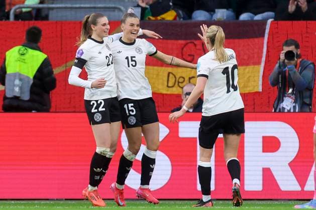 Selina Cerci (Germany) bejubelt ihren Treffer zum 2:1 mit Jule Brand (Germany) und Laura Freigang (Germany), UEFA Women s Nations League 2024 25 Grp A1 MD4, Germany and Scotland, VfL Wolfsburg Arena am 08. April 2025 in Wolfsburg, Deutschland. (Foto von Marco Steinbrenner DeFodi Images) Selina Cerci (Germany) celebrates after scoring her teams second goal with Jule Brand (Germany) and Laura Freigang (Germany), UEFA Women s Nations League 2024 25 Grp A1 MD4, Germany and Scotland, VfL Wolfsburg Arena, April 8, 2025 in Wolfsburg, Germany. (Photo by Marco Steinbrenner DeFodi Images)