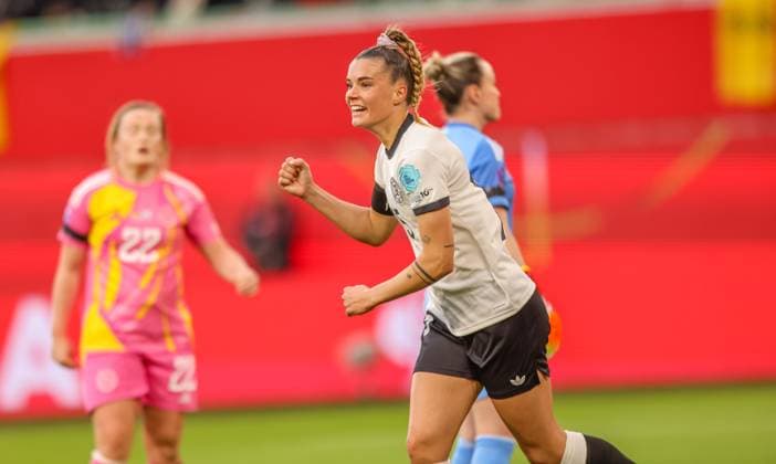 GER, Wolfsburg, Deutschland vs Schottland, Länderspiel, Fussball, DFB, Spielzeit 2024 2025, Volkswagen Arena, Nations League, 4. Spieltag im Bild: Selina Cerci (Deutschland 15) erzielt das 2:1 für Deutschland gegen Schottland und jubelt mit dem Team DFB DFL REGULATIONS PROHIBIT ANY USE OF PHOTOGRAPHS AS IMAGE SEQUENCES AND OR QUASI-VIDEO, 08.04.2025, Copyright: HMBxMedia HendrikxHamelau