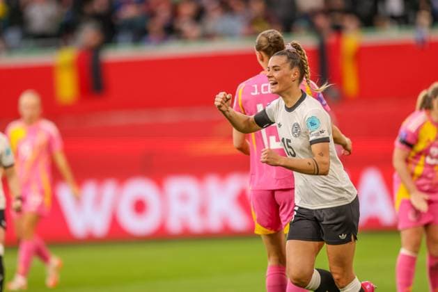 GER, Wolfsburg, Deutschland vs Schottland, Länderspiel, Fussball, DFB, Spielzeit 2024 2025, Volkswagen Arena, Nations League, 4. Spieltag im Bild: Selina Cerci (Deutschland 15) erzielt das 2:1 für Deutschland gegen Schottland und jubelt mit dem Team DFB DFL REGULATIONS PROHIBIT ANY USE OF PHOTOGRAPHS AS IMAGE SEQUENCES AND OR QUASI-VIDEO, 08.04.2025, Copyright: HMBxMedia HendrikxHamelau