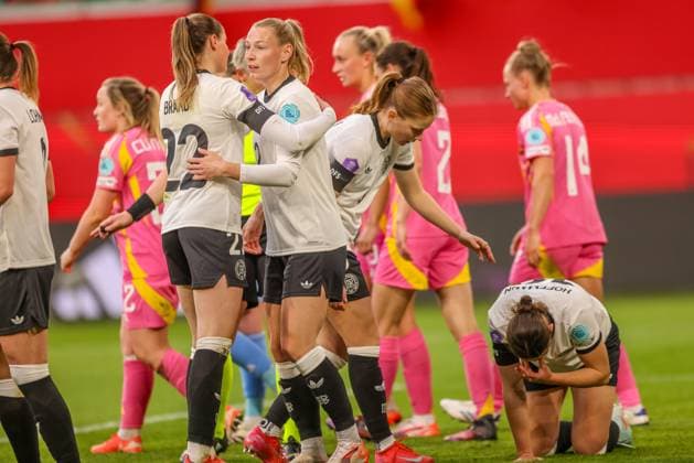 GER, Wolfsburg, Deutschland vs Schottland, Länderspiel, Fussball, DFB, Spielzeit 2024 2025, Volkswagen Arena, Nations League, 4. Spieltag im Bild: Selina Cerci (Deutschland 15) erzielt das 2:1 für Deutschland gegen Schottland und jubelt mit dem Team, Giovanna Hoffmann hat sich dabei leicht verletzt DFB DFL REGULATIONS PROHIBIT ANY USE OF PHOTOGRAPHS AS IMAGE SEQUENCES AND OR QUASI-VIDEO, 08.04.2025, Copyright: HMBxMedia HendrikxHamelau
