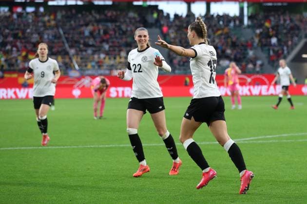 Deutschland - Schottland, DFB Frauen Wolfsburg, 08.04.2025, Fussball, UEFA Women s Nations League 2025, Deutschland - Schottland, Selina Cerci (Deutschland) jubelt mit Jule Brand (Deutschland) nach ihrem Tor zum 2:1 Wolfsburg