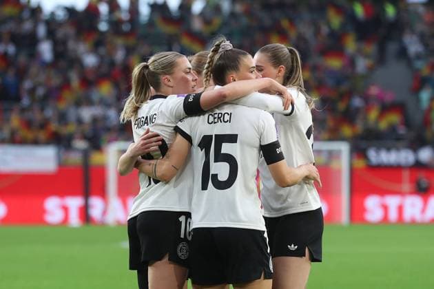 Deutschland - Schottland, DFB Frauen Wolfsburg, 08.04.2025, Fussball, UEFA Women s Nations League 2025, Deutschland - Schottland, Selina Cerci (Deutschland) jubelt mit der Mannschaft nach ihrem Tor zum 2:1 Wolfsburg