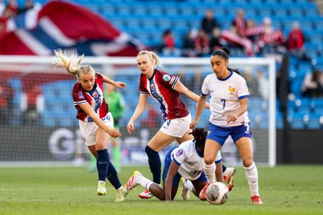 250408 Emilie Woldvik and Karina Saevik of Norway during the UEFA Women™s Nations League football match between Norway and France on April 8, 2025 in Oslo. Photo: Vegard Grott BILDBYRAN kod VG VG0749 bbeng fotboll football soccer fotball nations league landskamp norge norway dam frankrike france uefa womens nations league Copyright: VEGARDxGRoTT BB250408VG026