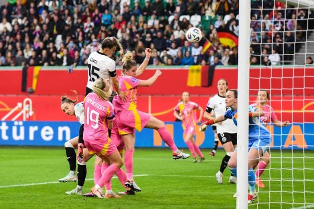 Sport Bilder des Tages Fußball I Frauen I Saison 2024-2025 I Länderspiel I Deutschland - Schottland I 08.04.2025 Tor für Deutschland, Selina Cerci (15, Deutschland) springt hoch und köpft zum 1:1 Ausgleich ein Wolfsburg Volkswagen Arena Niedersachsen Deutschland Copyright: xLobeca InesxHähnelx