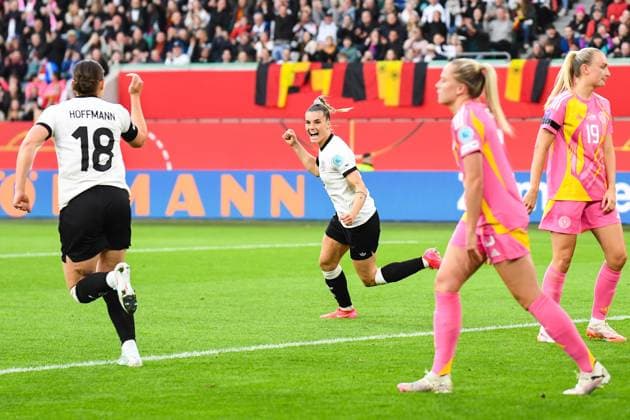 Fußball I Frauen I Saison 2024-2025 I Länderspiel I Deutschland - Schottland I 08.04.2025 Torjubel Selina Cerci (15, Deutschland) steckt die Siegerfaust empor und jubelt zu Giovanna Hoffmann (18, Deutschland) Wolfsburg Volkswagen Arena Niedersachsen Deutschland Copyright: xLobeca InesxHähnelx