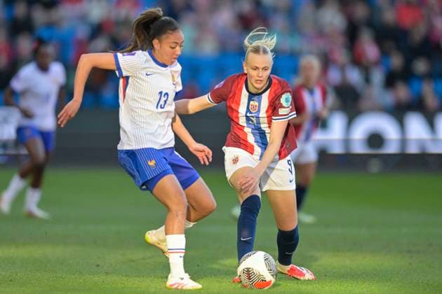 Womens National League 2025 Norway France Oslo 20250408 Frances Selma Bacha and Norways Karina Saevik during the Womens National League football match between Norway and France at Ullevaal Stadium Photo Annika Byrde NTB Oslo Norway EDITORIAL USE ONLY RESTRICTED USE FOR BETTING COMPANIES  Copyright: xAnnikaxByrdex xNTBx
