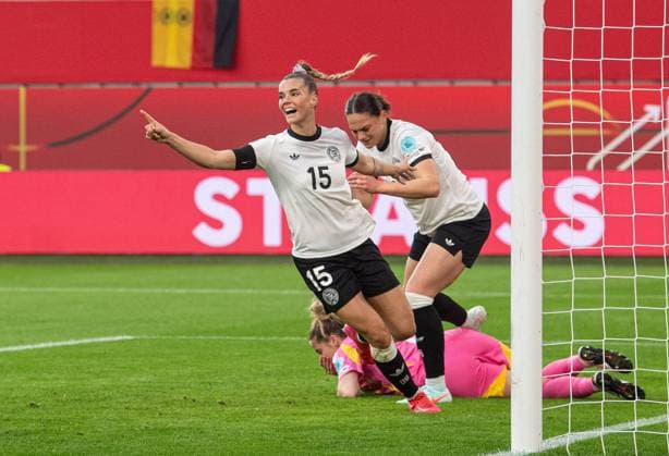 Fußball, Frauen, Saison 2024 25, UEFA Nations League (Liga A, Gruppe 1, 4. Spieltag) in Wolfsburg, Deutschland - Schottland, v. l. Selina Cerci (Deutschland), Giovanna Hoffmann (Deutschland), Jubel nach Tor zum 2:1, 08.04. 2025, Copyright: xSebastianxRäppold MatthiasxKochx