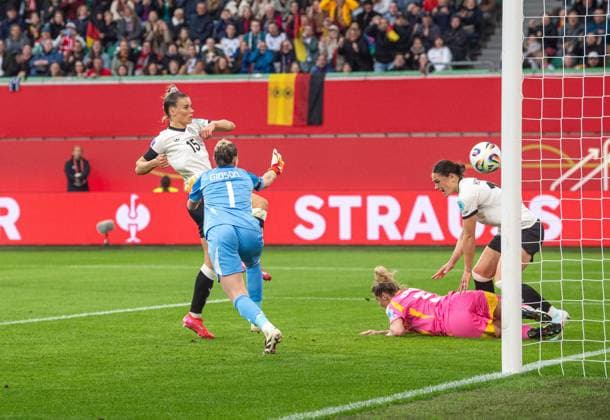 Fußball, Frauen, Saison 2024 25, UEFA Nations League (Liga A, Gruppe 1, 4. Spieltag) in Wolfsburg, Deutschland - Schottland, v. l. Selina Cerci (Deutschland) erzielt das Tor zum 2:1 gegen Torhüterin Lee Alexander (Schottland), 08.04. 2025, Copyright: xSebastianxRäppold MatthiasxKochx