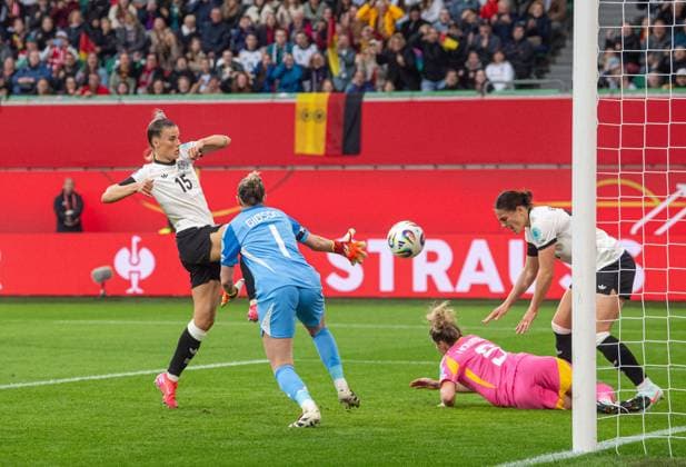 Fußball, Frauen, Saison 2024 25, UEFA Nations League (Liga A, Gruppe 1, 4. Spieltag) in Wolfsburg, Deutschland - Schottland, v. l. Selina Cerci (Deutschland) erzielt das Tor zum 2:1 gegen Torhüterin Lee Alexander (Schottland), 08.04. 2025, Copyright: xSebastianxRäppold MatthiasxKochx