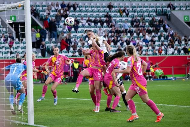 Selina Cerci (Deutschland, 15) trifft das Tor zum 1:1 per Kopfball nach Eckball, davor Sophie Howard (Schottland, 05), GER, Deutschland vs Schottland, Frauen Fussball Nationalmannschaft, UEFA Womens Nations League, Liga A, 4. Spieltag, Saison 2024 2025, 08.04.2025 GER, Deutschland vs Schottland, Frauen Fussball Nationalmannschaft, UEFA Womens Nations League, Liga A, 4. Spieltag, Saison 2024 2025, 08.04.2025 Wolfsburg Copyright: xEibner-Pressefoto Memmlerx EP_MMR