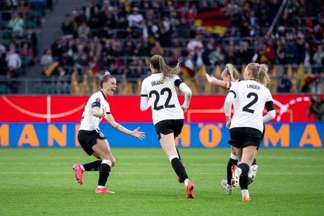Selina Cerci (Deutschland, 15), Jule Brand (Deutschland, 22), Giulia Gwinn (Deutschland, 07), Sarai Linder (Deutschland, 02) jubeln ueber das Tor zum 1:1 Ausgleich, GER, Deutschland vs Schottland, Frauen Fussball Nationalmannschaft, UEFA Womens Nations League, Liga A, 4. Spieltag, Saison 2024 2025, 08.04.2025 GER, Deutschland vs Schottland, Frauen Fussball Nationalmannschaft, UEFA Womens Nations League, Liga A, 4. Spieltag, Saison 2024 2025, 08.04.2025 Wolfsburg Copyright: xEibner-Pressefoto Memmlerx EP_MMR