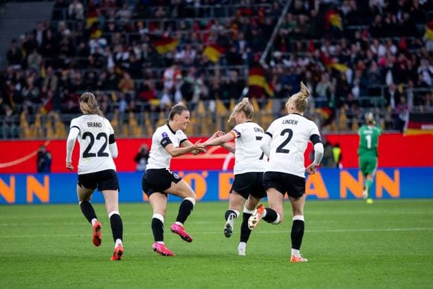 Selina Cerci (Deutschland, 15), Jule Brand (Deutschland, 22), Giulia Gwinn (Deutschland, 07), Sarai Linder (Deutschland, 02) jubeln ueber das Tor zum 1:1 Ausgleich, GER, Deutschland vs Schottland, Frauen Fussball Nationalmannschaft, UEFA Womens Nations League, Liga A, 4. Spieltag, Saison 2024 2025, 08.04.2025 GER, Deutschland vs Schottland, Frauen Fussball Nationalmannschaft, UEFA Womens Nations League, Liga A, 4. Spieltag, Saison 2024 2025, 08.04.2025 Wolfsburg Copyright: xEibner-Pressefoto Memmlerx EP_MMR