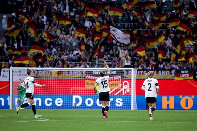 Selina Cerci (Deutschland, 15) jubelt ueber das Tor zum 1:1 Ausgleich, dahinter Fans mit Fahnen Flaggen, GER, Deutschland vs Schottland, Frauen Fussball Nationalmannschaft, UEFA Womens Nations League, Liga A, 4. Spieltag, Saison 2024 2025, 08.04.2025 GER, Deutschland vs Schottland, Frauen Fussball Nationalmannschaft, UEFA Womens Nations League, Liga A, 4. Spieltag, Saison 2024 2025, 08.04.2025 Wolfsburg Copyright: xEibner-Pressefoto Memmlerx EP_MMR