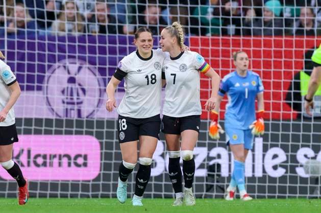 Giovanna Hoffmann (Germany) bejubelt ihren Treffer zum 4:1 mit Giulia Gwinn (Germany), UEFA Women s Nations League 2024 25 Grp A1 MD4, Germany and Scotland, VfL Wolfsburg Arena am 08. April 2025 in Wolfsburg, Deutschland. (Foto von Marco Steinbrenner DeFodi Images) Giovanna Hoffmann (Germany) celebrates after scoring her teams fourth goal with Giulia Gwinn (Germany), UEFA Women s Nations League 2024 25 Grp A1 MD4, Germany and Scotland, VfL Wolfsburg Arena, April 8, 2025 in Wolfsburg, Germany. (Photo by Marco Steinbrenner DeFodi Images)