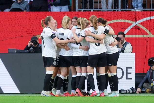 Laura Freigang (Germany) bejubelt ihren Treffer mit den Teamkolleginnen, UEFA Women s Nations League 2024 25 Grp A1 MD4, Germany and Scotland, VfL Wolfsburg Arena am 08. April 2025 in Wolfsburg, Deutschland. (Foto von Marco Steinbrenner DeFodi Images) Laura Freigang (Germany) celebrates her goal with teammates, UEFA Women s Nations League 2024 25 Grp A1 MD4, Germany and Scotland, VfL Wolfsburg Arena, April 8, 2025 in Wolfsburg, Germany. (Photo by Marco Steinbrenner DeFodi Images)