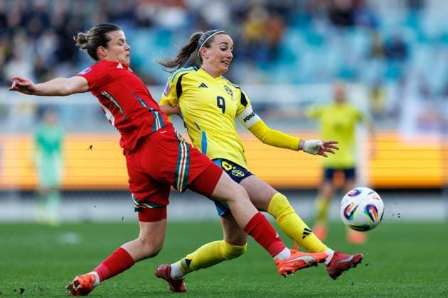 250408 Hayley Ladd of Wales and Kosovare Asllani of Sweden during the UEFA Women s Nations League football match between Sweden and Wales on April 8, 2025 in Gothenburg. Photo: Michael Erichsen BILDBYRAN COP 89 MI0812 fotboll football soccer fotball nations league uefa womens nations league sverige sweden wales dam bbeng Copyright: MICHAELxERICHSEN BB250408MI020