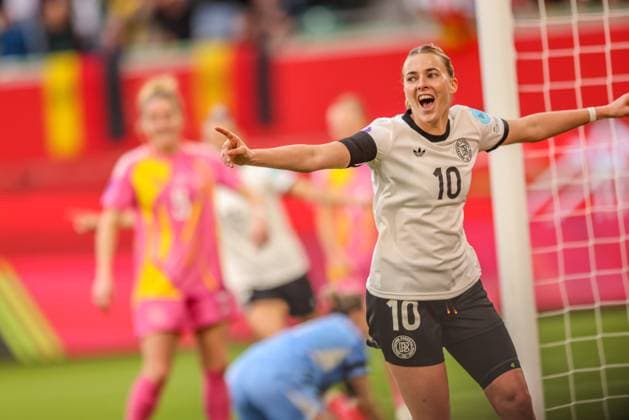 GER, Wolfsburg, Deutschland vs Schottland, Länderspiel, Fussball, DFB, Spielzeit 2024 2025, Volkswagen Arena, Nations League, 4. Spieltag im Bild: Laura Freigang (Deutschland 10) erzielt das Tor zum 5:1 gegen Schottland DFB DFL REGULATIONS PROHIBIT ANY USE OF PHOTOGRAPHS AS IMAGE SEQUENCES AND OR QUASI-VIDEO, 08.04.2025, Copyright: HMBxMedia HendrikxHamelau