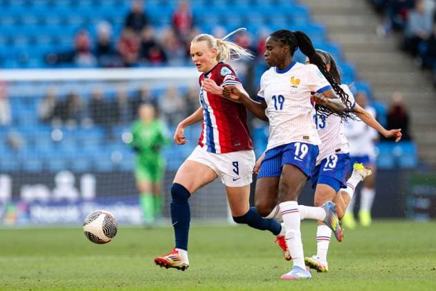 250408 Elisabeth Terland of Norway and Griedge Mbock Bathy of France during the UEFA Women™s Nations League football match between Norway and France on April 8, 2025 in Oslo. Photo: Vegard Grott BILDBYRAN kod VG VG0749 bbeng fotboll football soccer fotball nations league landskamp norge norway dam frankrike france uefa womens nations league Copyright: VEGARDxGRoTT BB250408VG031