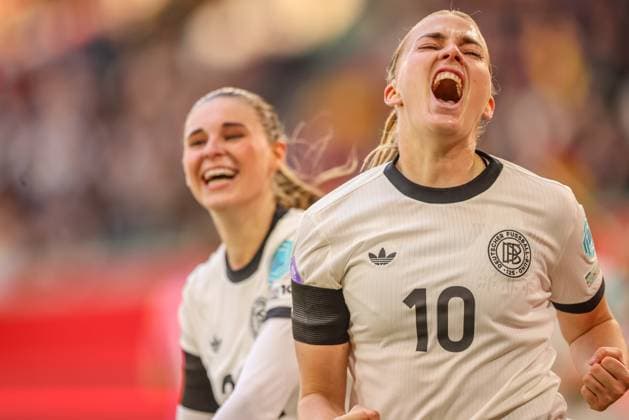 Bilder des Jahres 2025, Sport 04 April Sport Themen der Woche KW15 Sport Bilder des Tages GER, Wolfsburg, Deutschland vs Schottland, Länderspiel, Fussball, DFB, Spielzeit 2024 2025, Volkswagen Arena, Nations League, 4. Spieltag im Bild: Laura Freigang (Deutschland 10) erzielt das Tor zum 5:1 gegen Schottland DFB DFL REGULATIONS PROHIBIT ANY USE OF PHOTOGRAPHS AS IMAGE SEQUENCES AND OR QUASI-VIDEO, 08.04.2025, *** GER, Wolfsburg, Germany vs. Scotland, international match, football, DFB, season 2024 2025, Volkswagen Arena, Nations League, matchday 4 in the picture Laura Freigang Germany 10 scores the goal for 5 1 against Scotland DFB DFL REGULATIONS PROHIBIT ANY USE OF PHOTOGRAPHS AS IMAGE SEQUENCES AND OR QUASI VIDEO, 08 04 2025, Copyright: HMBxMedia HendrikxHamelau
