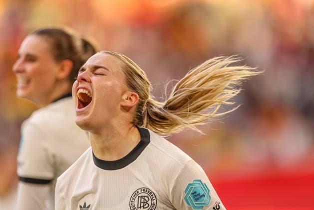 GER, Wolfsburg, Deutschland vs Schottland, Länderspiel, Fussball, DFB, Spielzeit 2024 2025, Volkswagen Arena, Nations League, 4. Spieltag im Bild: Laura Freigang (Deutschland 10) erzielt das Tor zum 5:1 gegen Schottland DFB DFL REGULATIONS PROHIBIT ANY USE OF PHOTOGRAPHS AS IMAGE SEQUENCES AND OR QUASI-VIDEO, 08.04.2025, Copyright: HMBxMedia HendrikxHamelau