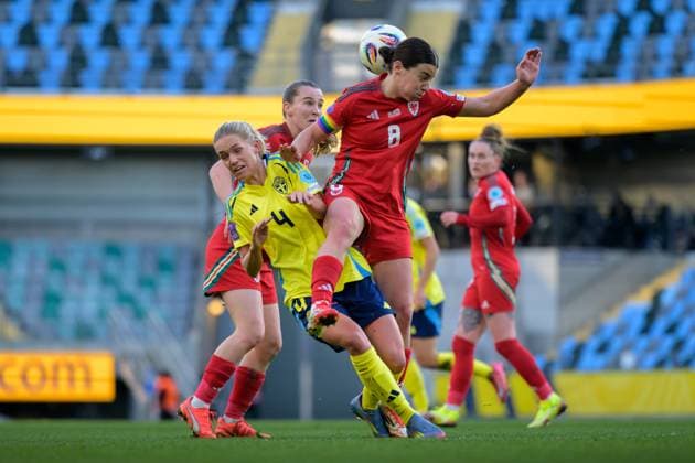 250408 Hanna Lundkvist of Sweden and Angharad James of Wales during the UEFA Women s Nations League football match between Sweden and Wales on April 8, 2025 in Gothenburg. Photo: Mathias Bergeld BILDBYRAN kod MB MI0812 fotboll football soccer fotball nations league uefa womens nations league sverige sweden wales dam bbeng Copyright: MATHIASxBERGELD BB250408MB038