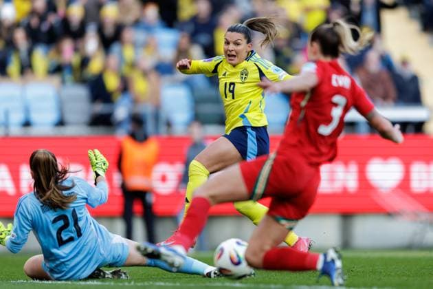 250408 Johanna Rytting Kaneryd of Sweden against goalkeeper Safia Middleton-Patel of Wales during the UEFA Women s Nations League football match between Sweden and Wales on April 8, 2025 in Gothenburg. Photo: Michael Erichsen BILDBYRAN COP 89 MI0812 fotboll football soccer fotball nations league uefa womens nations league sverige sweden wales dam bbeng Copyright: MICHAELxERICHSEN BB250408MI021