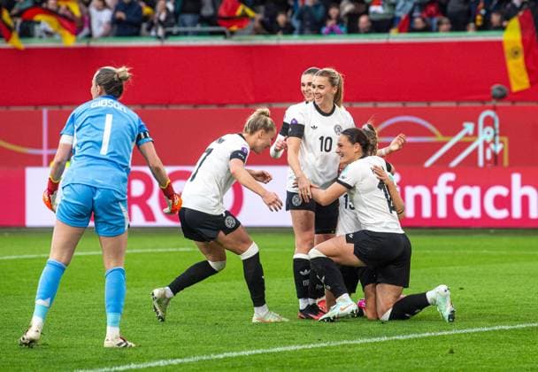 Fußball, Frauen, Saison 2024 25, UEFA Nations League (Liga A, Gruppe 1, 4. Spieltag) in Wolfsburg, Deutschland - Schottland, v. l. Torhüterin Lee Alexander (Schottland), Giulia Gwinn (Deutschland), Jule Brand (Deutschland), Laura Freigang (Deutschland), Giovanna Hoffmann (Deutschland), Selina Cerci (Deutschland), Jubel nach Tor zum 4:1, 08.04. 2025, Copyright: xSebastianxRäppold MatthiasxKochx