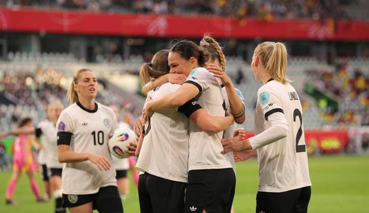 Foto : Torjubel bei den DFB Damen ach dem 3-1 Treffer vo Giovanna HOFFMANN ( Deutschland ) Fussball international, Frauen Länderspiel in Wolfsburg - UEFA Womens Nations League - am Di. 08.04.2025 Deutschland - Schottland