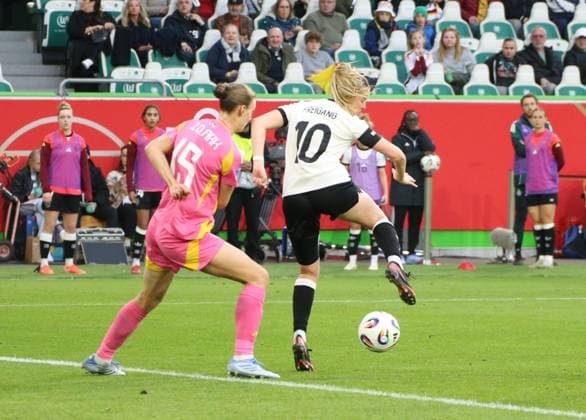 08.04.2025, xgrfx, Fußball UEFA Women s Nations League, Deutschland Frauen - Schottland Frauen v.l. Tor, Laura Freigang (Deutsche Frauennationalmannschaft) (DFL DFB REGULATIONS PROHIBIT ANY USE OF PHOTOGRAPHS as IMAGE SEQUENCES and or QUASI-VIDEO) Wolfsburg