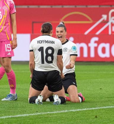 Fußball, Frauen, Saison 2024 25, UEFA Nations League (Liga A, Gruppe 1, 4. Spieltag) in Wolfsburg, Deutschland - Schottland, v. l. Giovanna Hoffmann (Deutschland), Selina Cerci (Deutschland), Jubel nach Tor zum 4:1, 08.04. 2025, Copyright: xSebastianxRäppold MatthiasxKochx