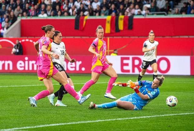 Fußball, Frauen, Saison 2024 25, UEFA Nations League (Liga A, Gruppe 1, 4. Spieltag) in Wolfsburg, Deutschland - Schottland, Giovanna Hoffmann (Deutschland) erzielt das Tor zum 4:1 gegen Jenna Clark (Schottland), Rachel McLauchlan (Schottland) und Torhüterin Lee Alexander (Schottland), 08.04. 2025, Copyright: xSebastianxRäppold MatthiasxKochx