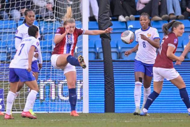 Womens National League 2025 Norway France Oslo 20250408 Norways Mathilde Harviken and Frances Grace Geyoro during the Womens National League football match between Norway and France at Ullevaal Stadium Photo Annika Byrde NTB Oslo Norway EDITORIAL USE ONLY RESTRICTED USE FOR BETTING COMPANIES  Copyright: xAnnikaxByrdex xNTBx