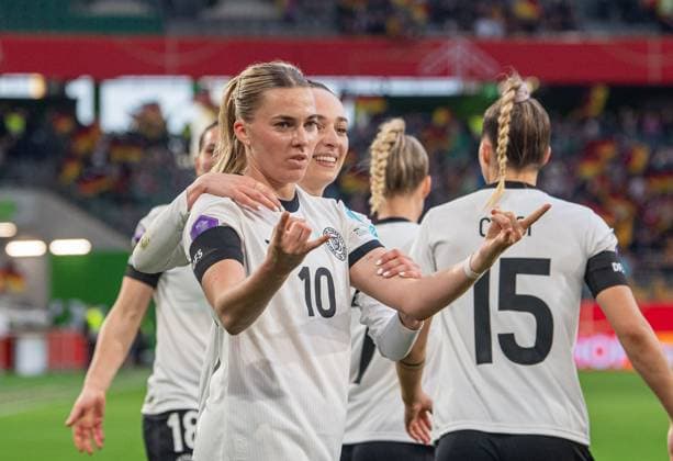 Fußball, Frauen, Saison 2024 25, UEFA Nations League (Liga A, Gruppe 1, 4. Spieltag) in Wolfsburg, Deutschland - Schottland, v. l. Laura Freigang (Deutschland), Sophia Kleinherne (Deutschland), Selina Cerci (Deutschland), Jubel nach Tor zum 5:1, 08.04. 2025, Copyright: xSebastianxRäppold MatthiasxKochx