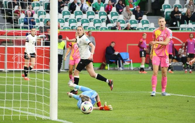 08.04.2025, xgrfx, Fußball UEFA Women s Nations League, Deutschland Frauen - Schottland Frauen v.l. Tor, Laura Freigang (Deutsche Frauennationalmannschaft) (DFL DFB REGULATIONS PROHIBIT ANY USE OF PHOTOGRAPHS as IMAGE SEQUENCES and or QUASI-VIDEO) Wolfsburg